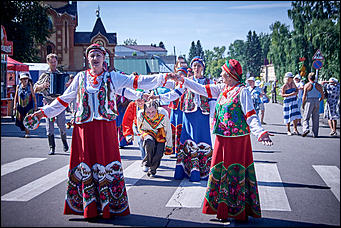 23 июля, село Сростки    Жара и модная шляпка Светличной. Как закрывали Шукшинский кинофестиваль?