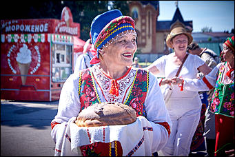 23 июля, село Сростки    Жара и модная шляпка Светличной. Как закрывали Шукшинский кинофестиваль?
