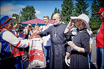 23 июля, село Сростки    Жара и модная шляпка Светличной. Как закрывали Шукшинский кинофестиваль?