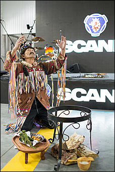 8 ноября 2018   Этнокультура и шаманы: как прошло открытие филиала дилерского центра Scania "АлтайСкан" в Бийске