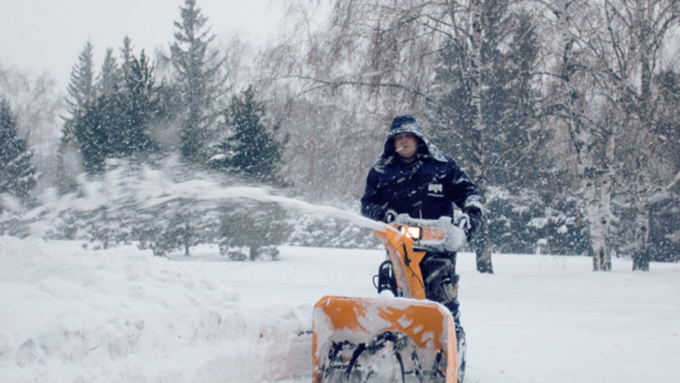 Снегопад в Барнауле    "Не выбирая места на ночлег, белыми стаями падает снег"
