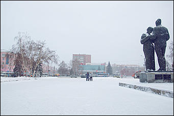 Снегопад в Барнауле    "Не выбирая места на ночлег, белыми стаями падает снег"