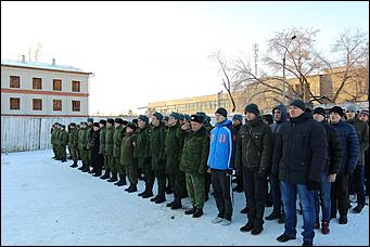 Барнаульские призывники отправились в президендский полк.    "Вернемся мужчинами"