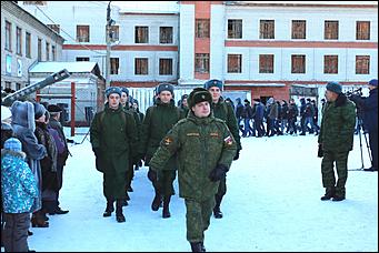 Барнаульские призывники отправились в президендский полк.    "Вернемся мужчинами"