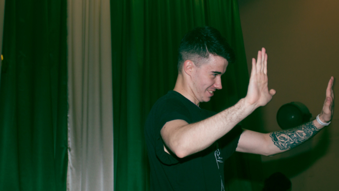 4 декабря 2015 г   Глухой участник шоу Танцы на ТНТ провел мастер-класс в Барнауле. Фото