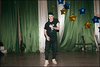 4 декабря 2015 г   Глухой участник шоу Танцы на ТНТ провел мастер-класс в Барнауле. Фото