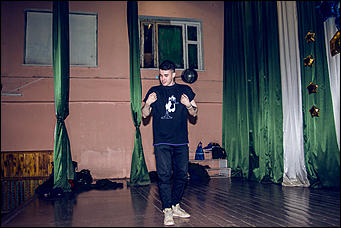 4 декабря 2015 г   Глухой участник шоу Танцы на ТНТ провел мастер-класс в Барнауле. Фото