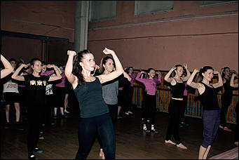 4 декабря 2015 г   Глухой участник шоу Танцы на ТНТ провел мастер-класс в Барнауле. Фото