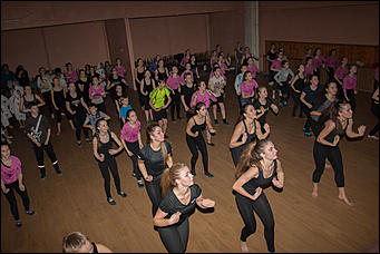 4 декабря 2015 г   Глухой участник шоу Танцы на ТНТ провел мастер-класс в Барнауле. Фото