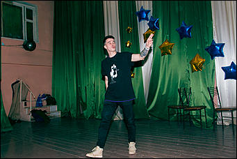 4 декабря 2015 г   Глухой участник шоу Танцы на ТНТ провел мастер-класс в Барнауле. Фото