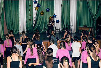 4 декабря 2015 г   Глухой участник шоу Танцы на ТНТ провел мастер-класс в Барнауле. Фото