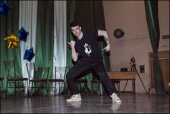 4 декабря 2015 г   Глухой участник шоу Танцы на ТНТ провел мастер-класс в Барнауле. Фото