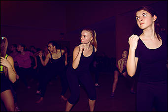 4 декабря 2015 г   Глухой участник шоу Танцы на ТНТ провел мастер-класс в Барнауле. Фото