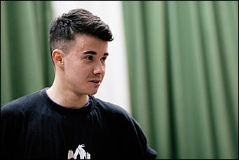 4 декабря 2015 г   Глухой участник шоу Танцы на ТНТ провел мастер-класс в Барнауле. Фото