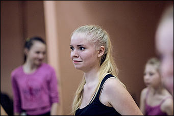 4 декабря 2015 г   Глухой участник шоу Танцы на ТНТ провел мастер-класс в Барнауле. Фото