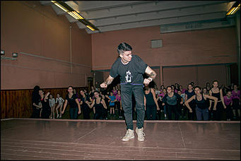 4 декабря 2015 г   Глухой участник шоу Танцы на ТНТ провел мастер-класс в Барнауле. Фото