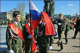 9 мая 2017 г. Барнаул Никто не забыт: барнаульцы несут цветы к Мемориалу Славы в День Победы
