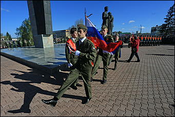9 мая 2017 г. Барнаул Никто не забыт: барнаульцы несут цветы к Мемориалу Славы в День Победы