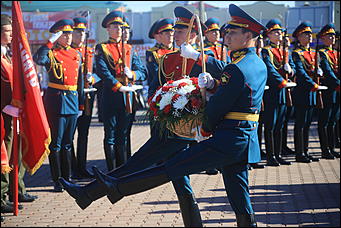 9 мая 2017 г. Барнаул Никто не забыт: барнаульцы несут цветы к Мемориалу Славы в День Победы