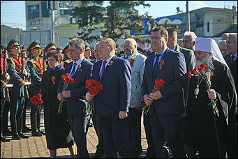 9 мая 2017 г. Барнаул Никто не забыт: барнаульцы несут цветы к Мемориалу Славы в День Победы
