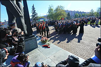 9 мая 2017 г. Барнаул Никто не забыт: барнаульцы несут цветы к Мемориалу Славы в День Победы