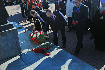 9 мая 2017 г. Барнаул Никто не забыт: барнаульцы несут цветы к Мемориалу Славы в День Победы