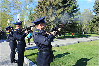 9 мая 2017 г. Барнаул Никто не забыт: барнаульцы несут цветы к Мемориалу Славы в День Победы
