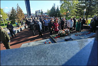 9 мая 2017 г. Барнаул Никто не забыт: барнаульцы несут цветы к Мемориалу Славы в День Победы