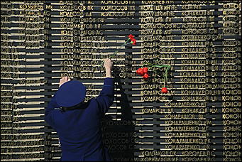 9 мая 2017 г. Барнаул Никто не забыт: барнаульцы несут цветы к Мемориалу Славы в День Победы