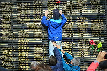 9 мая 2017 г. Барнаул Никто не забыт: барнаульцы несут цветы к Мемориалу Славы в День Победы