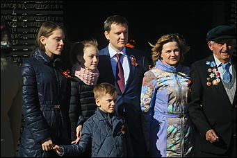 9 мая 2017 г. Барнаул Никто не забыт: барнаульцы несут цветы к Мемориалу Славы в День Победы