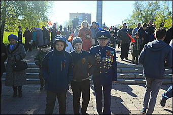 9 мая 2017 г. Барнаул Никто не забыт: барнаульцы несут цветы к Мемориалу Славы в День Победы