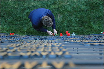 9 мая 2017 г. Барнаул Никто не забыт: барнаульцы несут цветы к Мемориалу Славы в День Победы