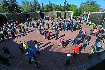 9 мая 2017 г. Барнаул Никто не забыт: барнаульцы несут цветы к Мемориалу Славы в День Победы