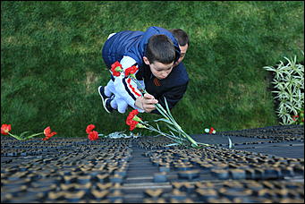 9 мая 2017 г. Барнаул Никто не забыт: барнаульцы несут цветы к Мемориалу Славы в День Победы
