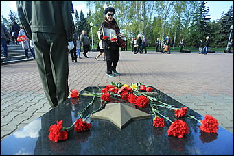 9 мая 2017 г. Барнаул Никто не забыт: барнаульцы несут цветы к Мемориалу Славы в День Победы