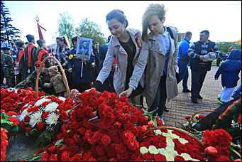 9 мая 2017 г. Барнаул Никто не забыт: барнаульцы несут цветы к Мемориалу Славы в День Победы