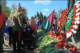 9 мая 2017 г. Барнаул Никто не забыт: барнаульцы несут цветы к Мемориалу Славы в День Победы