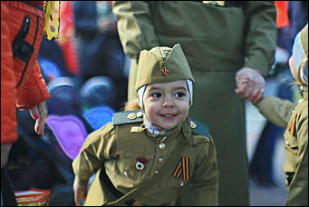 9 мая 2017 г. Барнаул Никто не забыт: барнаульцы несут цветы к Мемориалу Славы в День Победы