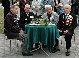 3 сентября 2006 г., Барнаул   Вручение автомобилей "Ока" ветеранам ВОВ