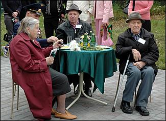 3 сентября 2006 г., Барнаул   Вручение автомобилей "Ока" ветеранам ВОВ