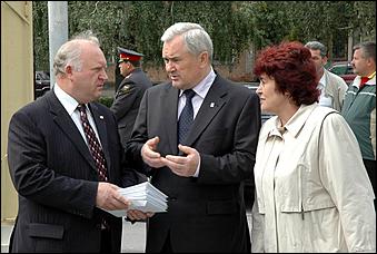 3 сентября 2006 г., Барнаул   Вручение автомобилей "Ока" ветеранам ВОВ