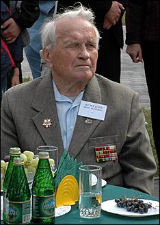 3 сентября 2006 г., Барнаул   Вручение автомобилей "Ока" ветеранам ВОВ