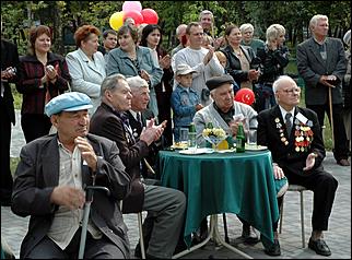 3 сентября 2006 г., Барнаул   Вручение автомобилей "Ока" ветеранам ВОВ