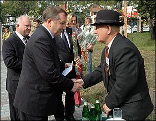 3 сентября 2006 г., Барнаул   Вручение автомобилей "Ока" ветеранам ВОВ