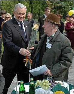 3 сентября 2006 г., Барнаул   Вручение автомобилей "Ока" ветеранам ВОВ