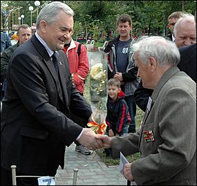 3 сентября 2006 г., Барнаул   Вручение автомобилей "Ока" ветеранам ВОВ