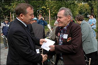 3 сентября 2006 г., Барнаул   Вручение автомобилей "Ока" ветеранам ВОВ