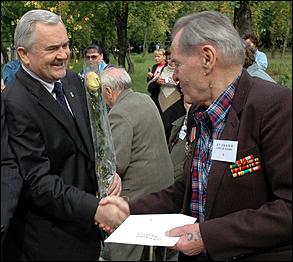 3 сентября 2006 г., Барнаул   Вручение автомобилей "Ока" ветеранам ВОВ