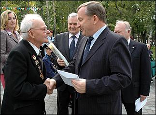 3 сентября 2006 г., Барнаул   Вручение автомобилей "Ока" ветеранам ВОВ